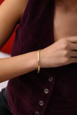 Zarif dokusu ve akıcı formuyla bilekte adeta ipek gibi duran, klasik şıklığın modern yorumunu sunan gold kaplama balık sırtı bileklik. - Görsel 3