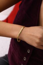 Zarif dokusu ve akıcı formuyla bilekte adeta ipek gibi duran, klasik şıklığın modern yorumunu sunan gold kaplama balık sırtı bileklik. - Görsel 5
