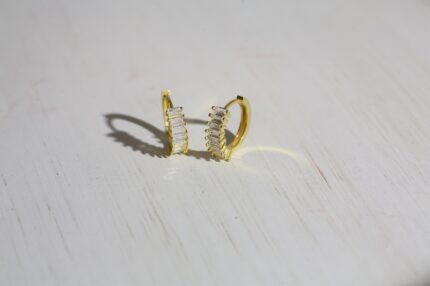 GoldPark Baget Taşlı Sevgi Halka Gümüş Küpe – Altın Kaplama, Zarif Kadın Küpe