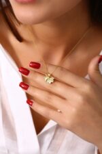 Altın Kaplama Yaprak Figürlü Zarif Kolye - Görsel 2