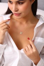 Çocuk Figürlü Taş İşlemeli Sevgi Kolyesi - Görsel 3