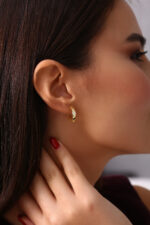 Oval Taş Detaylı Minimal Altın Kaplama Halka Küpe - Görsel 4