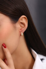 Baget Taşlı Kare Form Altın Kaplama Halka Küpe - Görsel 5