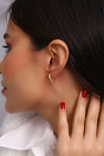 Üçgen Form İnce Taşlı Altın Kaplama Halka Küpe - Görsel 3