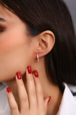 Üçgen Form İnce Taşlı Altın Kaplama Halka Küpe - Görsel 4