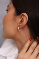 Üçgen Form İnce Taşlı Altın Kaplama Halka Küpe - Görsel 6