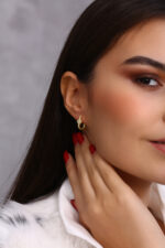 Dört Yaprak Detaylı Altın Kaplama Taşlı Halka Küpe - Görsel 6