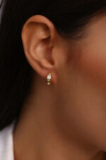 Dört Yaprak Detaylı Altın Kaplama Taşlı Halka Küpe - Görsel 5