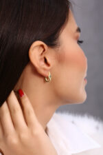 Dört Yaprak Detaylı Altın Kaplama Taşlı Halka Küpe - Görsel 4