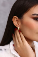 Dört Yaprak Detaylı Altın Kaplama Taşlı Halka Küpe - Görsel 3