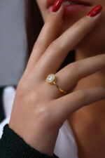 Işıltılı Tektaş Çevresi Taşlı Gold Yüzük - Görsel 3