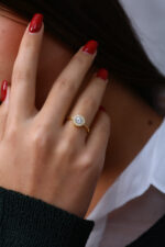 Işıltılı Tektaş Çevresi Taşlı Gold Yüzük - Görsel 4