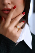 Işıltılı Tektaş Çevresi Taşlı Gold Yüzük - Görsel 6