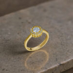 Işıltılı Tektaş Çevresi Taşlı Gold Yüzük - Görsel 9