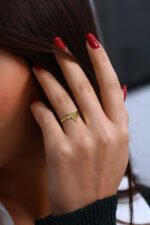 Üçgen Formlu Modern Taş Detaylı Gold Yüzük - Görsel 8