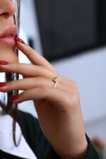 Üçgen Formlu Modern Taş Detaylı Gold Yüzük - Görsel 7