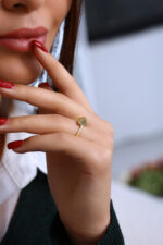 Üçgen Formlu Modern Taş Detaylı Gold Yüzük - Görsel 6