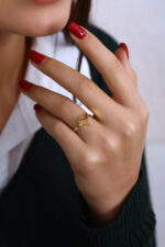 Üçgen Formlu Modern Taş Detaylı Gold Yüzük - Görsel 5