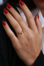 Üçgen Formlu Modern Taş Detaylı Gold Yüzük - Görsel 4