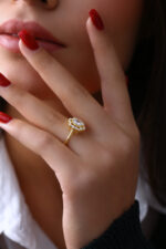 Oval Taş Çevresi Işıltılı Gold Kadın Yüzük - Görsel 3