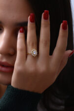 Oval Taş Çevresi Işıltılı Gold Kadın Yüzük - Görsel 4