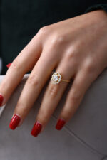 Oval Taş Çevresi Işıltılı Gold Kadın Yüzük - Görsel 7