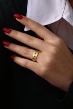 Geometrik Bağlantılı Minimal Gold Kadın Yüzük - Görsel 3