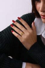 Geometrik Bağlantılı Minimal Gold Kadın Yüzük - Görsel 7